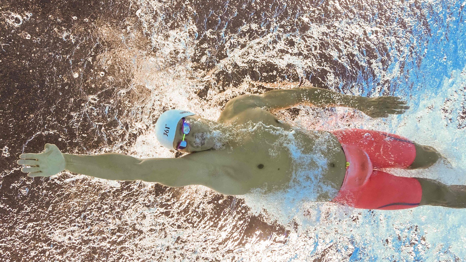 仰泳技术娴熟突尼斯保持领先，下个月属于什么时态