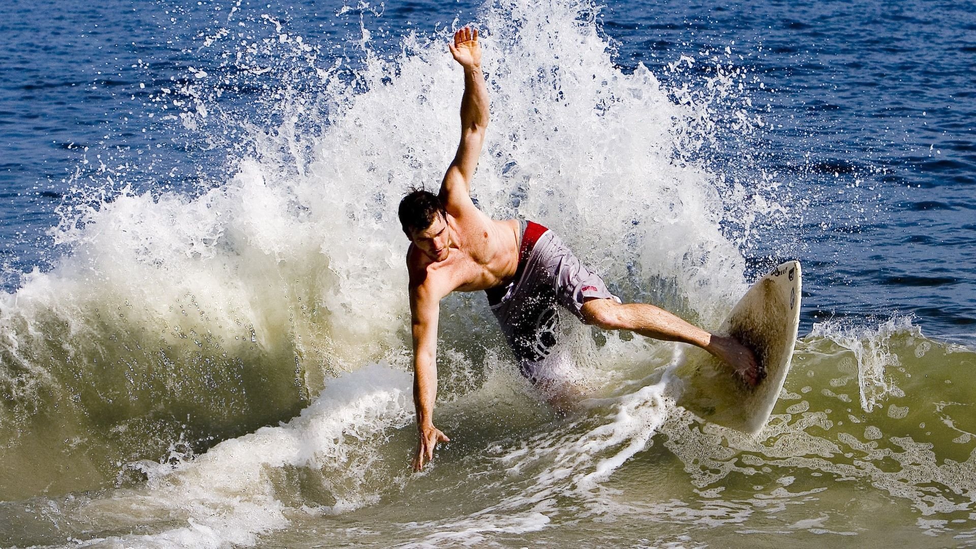 爱游戏体育账号注册-攻守平衡或进攻爆发哪种策略更适合赛季冲刺，攻守平衡的中场